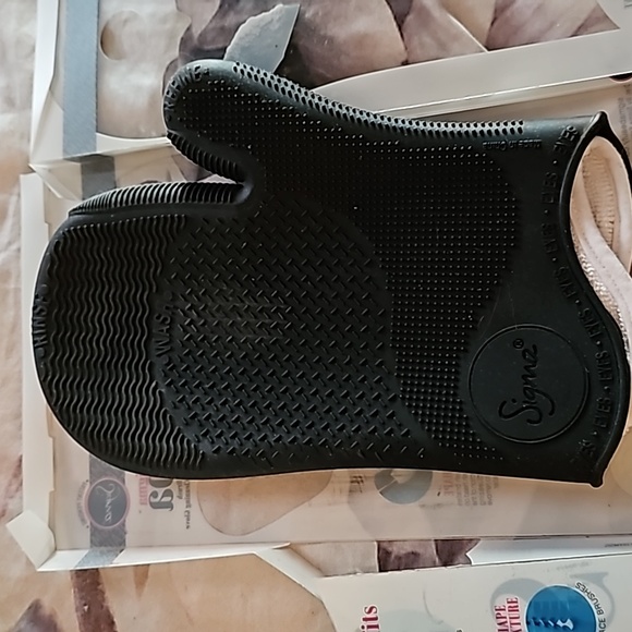 SIGMA SPA BRUSH CLEANING GLOVE COLOR BLACK USED - Picture 6 of 8